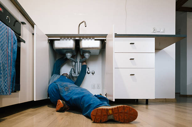 Professional Emergency Plumber technician working in Florahome, FL